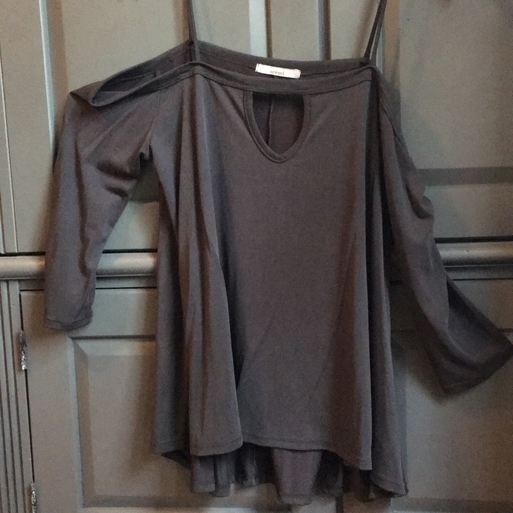 Key hole off the shoulder top